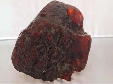 Cụ bà nhặt một viên đá ở lòng suối về chặn cửa, nhiều năm sau bỗng chốc hóa kho báu trị giá hơn 1 triệu USD