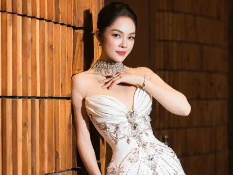 Dương Cẩm Lynh khoe vòng eo 58cm trong váy cưới, dân tình hỏi khi nào lên xe hoa