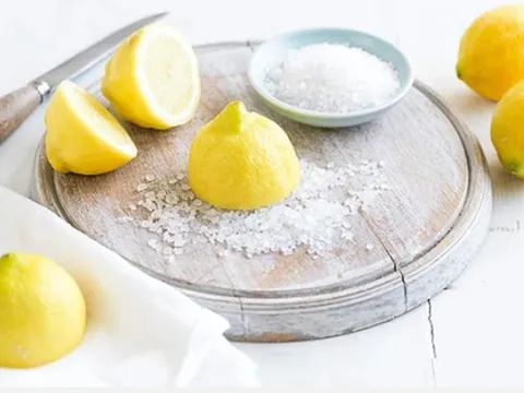 Rắc muối lên quả chanh đã cắt đặt ở góc nhà: Mẹo nhỏ, lợi ích lớn được chuyên gia khuyên dùng