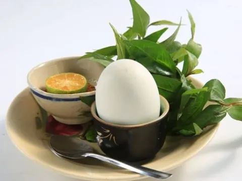 Vì sao trứng vịt lộn phải ăn kèm rau răm?