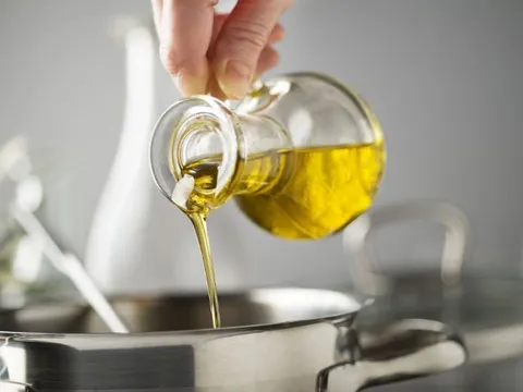 Cảnh báo từ chuyên gia: 6 loại dầu ăn quen thuộc có thể làm tăng nguy cơ mắc ung thư mà người Việt nào cũng từng dùng