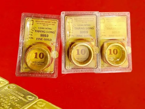 Giá vàng quốc tế giảm gần 1% vì áp lực từ đồng USD tăng mạnh
