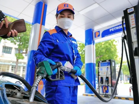 Giá xăng lên sát mốc 20.000 đồng/lít