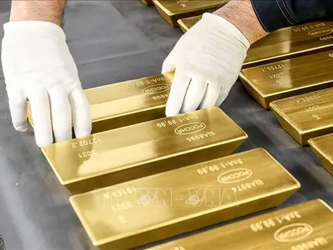 Giá vàng thế giới giảm hơn 1% do làn sóng chốt lời
