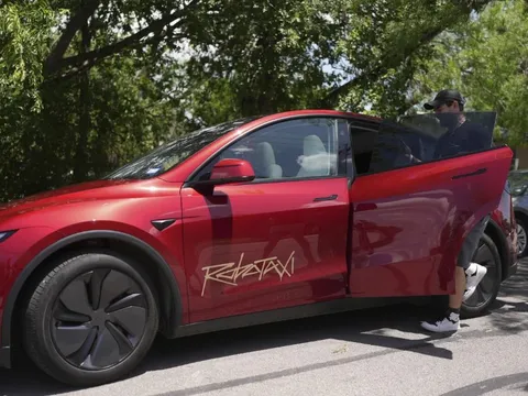 Robotaxi của Tesla chính thức lăn bánh
