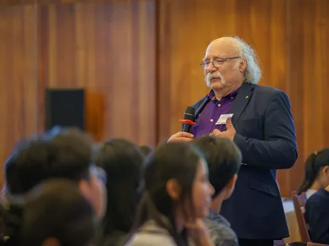 Chủ nhân Giải Nobel Vật lý 2016: Khoa học không bắt đầu từ giải thưởng mà từ đam mê