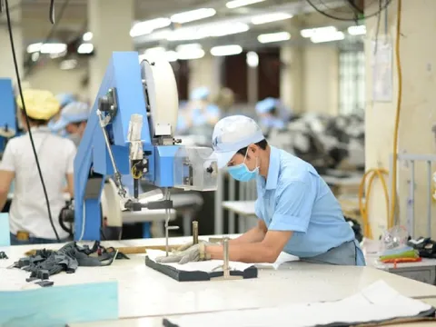 Tăng trưởng GDP đạt đỉnh 15 năm, công nghiệp và dịch vụ tiếp tục dẫn dắt nền kinh tế

