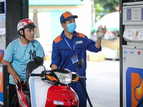 Giá dầu tăng, xăng giảm