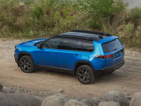 SUV hạng C động cơ hybrid, giá gần 1 tỷ đồng, so kè cùng Mazda CX-5