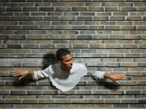 Tại sao con người không thể đi... xuyên qua tường?