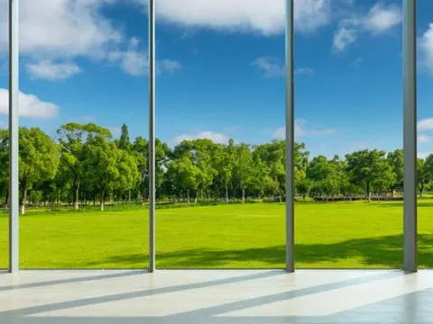 Vì sao ánh sáng có thể xuyên qua kính?