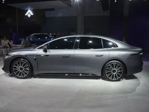 Xe sedan hạng sang dài hơn 5,1 mét, giá hơn 1,1 tỷ đồng, so kè cùng Xiaomi SU7