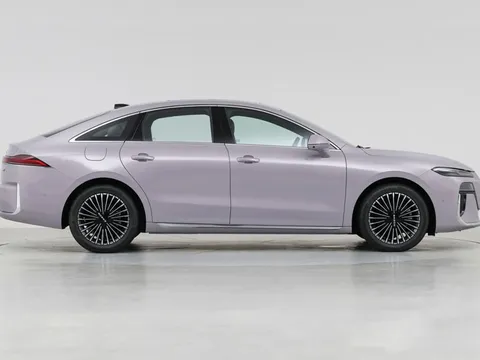 Sedan cùng phân khúc với Toyota Camry, giá rẻ hơn Hyundai Grand i10