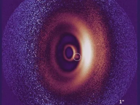 Lần đầu phát hiện hành tinh sơ sinh khổng lồ phát sáng ngay từ khi chào đời