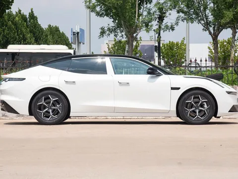 Xe sedan PHEV dài hơn 5 mét, công suất 523 mã lực, giá hơn 600 triệu đồng