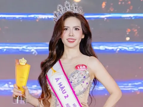 Nhan sắc 'hack tuổi' của nữ doanh nhân Nguyễn Thị Vân vừa giành vương miện Á hậu 2 cuộc thi nhan sắc