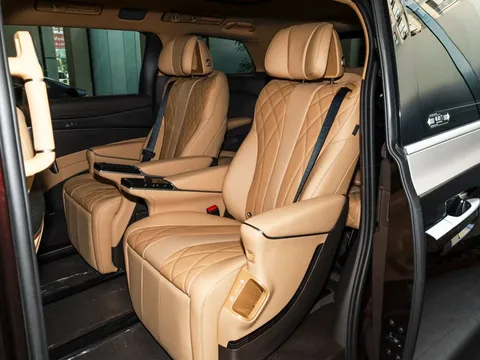 ‘Chuyên cơ mặt đất’ động cơ PHEV, giá hơn 1,7 tỷ đồng, so kè cùng Toyota Alphard