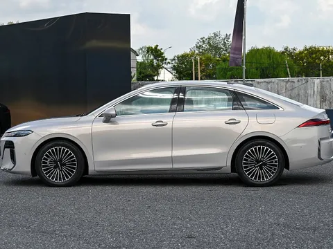 Xe sedan hạng D động cơ PHEV, giá rẻ hơn Hyundai Grand i10 