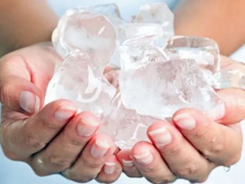Vì sao đá lạnh có thể dính vào tay khi cầm?