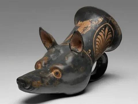 Độc lạ chiếc bình có hình đầu chó săn Spartan 2.300 năm tuổi