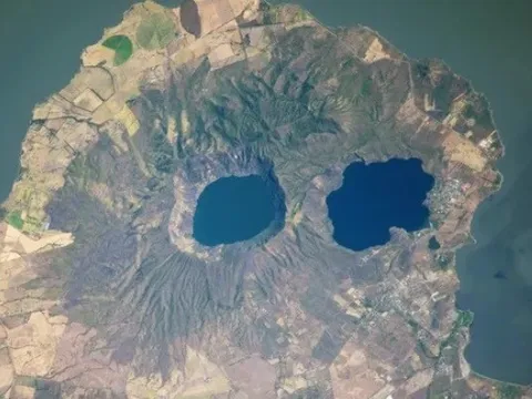 Núi lửa 'mắt lồi' trên bán đảo hình đầu lâu: Góc nhìn kỳ thú từ vũ trụ