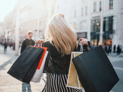 5 bí quyết quản lý tài chính giúp cô nàng mê mua sắm thoát cảnh 'cháy túi'