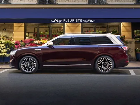 SUV 4 chỗ dài hơn 5,2 mét, công suất 523 mã lực, giá gần 2,1 tỷ đồng