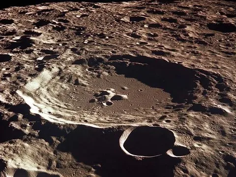 Kho báu vũ trụ với hàng ngàn hố va chạm chứa kim loại quý trên Mặt trăng