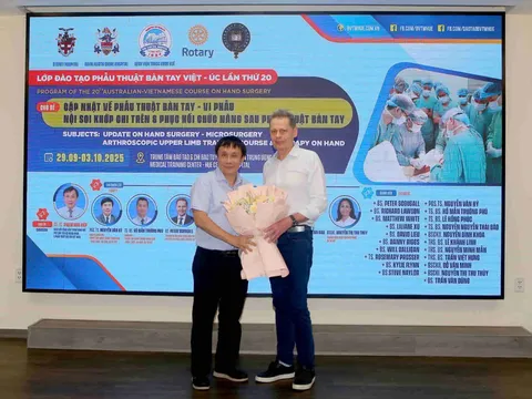 Khai mạc lớp đào tạo phẫu thuật bàn tay tại Huế