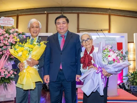 Vợ chồng GS Trần Thanh Vân nhận Huân chương Bắc đẩu Bội tinh bậc sĩ quan