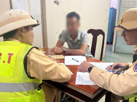 Xử phạt tài xế dừng xe trên cao tốc quay flycam