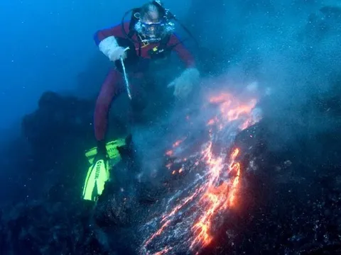 Nước không dập được lửa: Giải mã bí ẩn vì sao núi lửa dưới biển vẫn âm ỉ phun trào