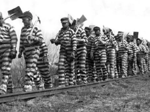 Vì sao đồng phục tù nhân lại là sọc đen trắng?