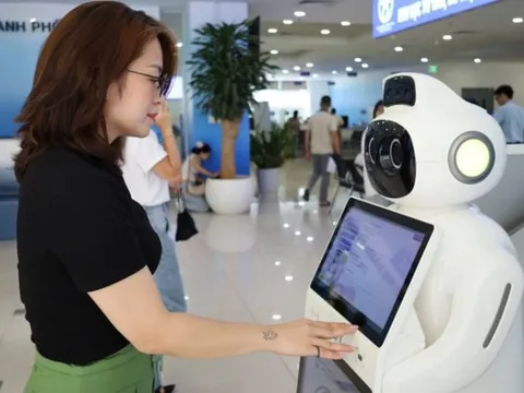 Chính quyền số Hà Nội: Người dân làm thủ tục với Robot AI, hồ sơ trực tuyến vượt nộp trực tiếp