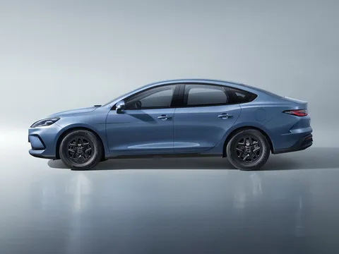 Xe sedan hạng C động cơ PHEV, tiêu thụ 3,08 lít xăng/100 km, giá gần 300 triệu đồng