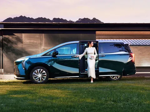 ‘Chuyên cơ mặt đất’ hạng sang, giá gần 2 tỷ đồng, cạnh tranh cùng Toyota Alphard