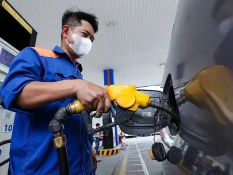 Giá xăng tăng, giá dầu giảm