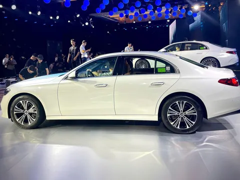 Mercedes-Benz E-Class thế hệ mới ra mắt tại Việt Nam, giá từ 2,449 tỷ đồng