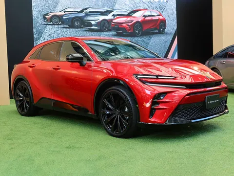 Toyota giới thiệu SUV hạng sang công suất 306 mã lực, siêu tiết kiệm xăng, giá hơn 1,3 tỷ đồng