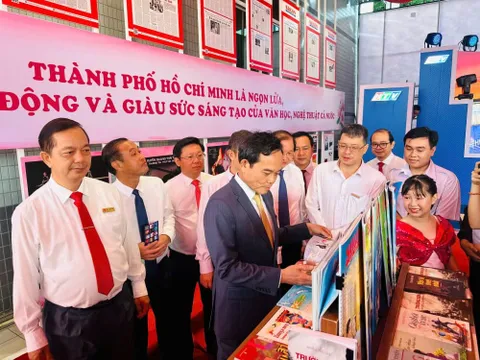 Tặng 'Cây tri thức' và 126.000 cuốn sách cho sinh viên