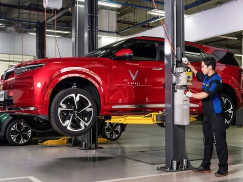 VinFast hỗ trợ khách hàng sửa chữa xe hư hỏng do mưa lũ
