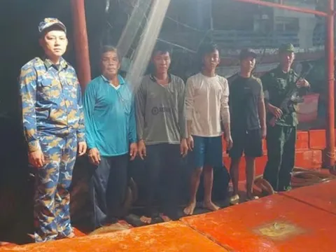 An Giang tạm giữ tàu cá chở hơn 30.000 lít dầu không rõ nguồn gốc