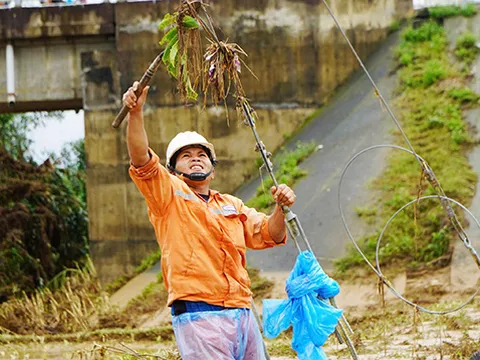 Thêm gần 170.000 khách hàng miền Trung được cấp điện trở lại