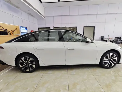 Xe sedan hạng E công suất 313 mã lực, công nghệ tiên tiến, giá hơn 440 triệu đồng