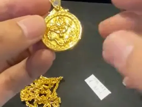 Nhặt được dây chuyền vàng trong khách sạn, kiểm tra xong cô gái 'đứng hình' vì giá trị thật