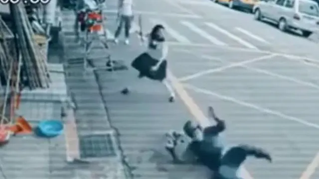 Giật túi xách trước mặt nữ cao thủ, tên cướp lĩnh đòn đau giữa đường